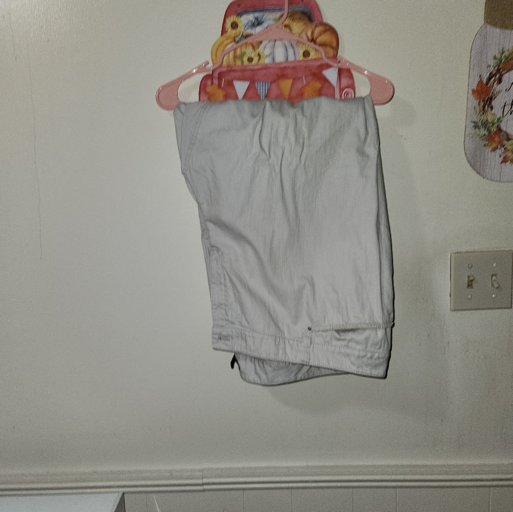White Capri pants